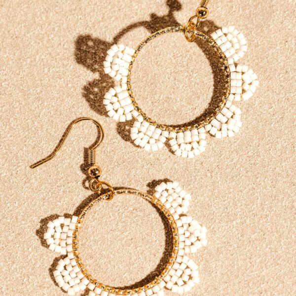 White Flor Circle Earrings